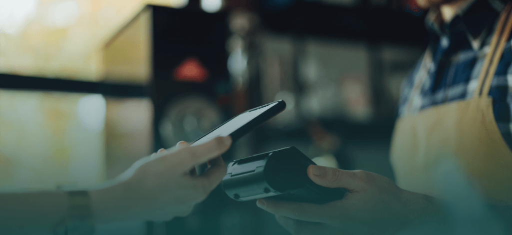 La imagen muestra una persona con un celular. La tokenización protege las transacciones.