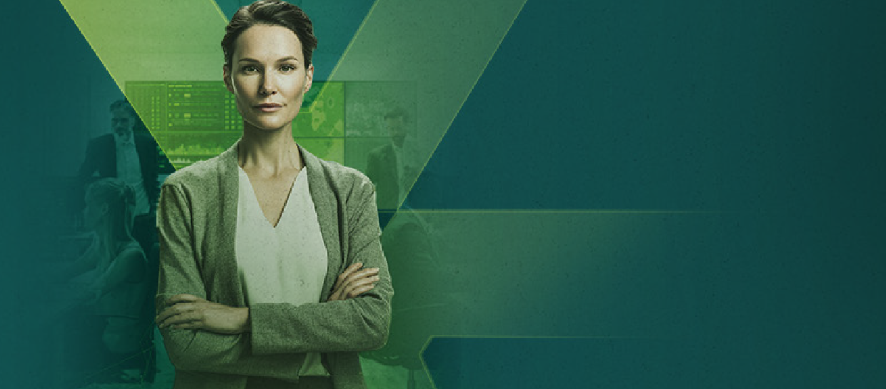 Retrato corporativo de una executiva de negocios con blazer verde y brazos cruzados, mirando con confianza a la cámara en un entorno de oficina moderna difuminada, con una gran superposición geométrica verde en forma de X.